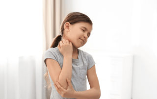 Los síntomas de las dermatitis atópica en niños