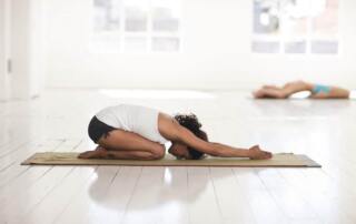 Aprende las posturas básicas del yoga y mejora tu salud